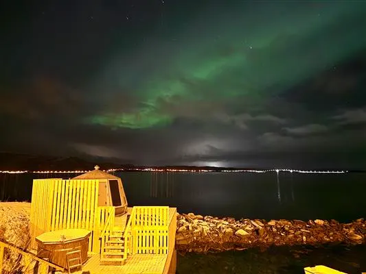 AuroraHut Storm